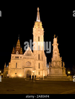 Nachts leuchten die Matthiaskirche und Trinity Square. Burg, Budapest Stockfoto