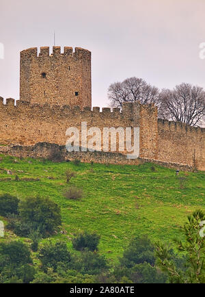 Imposante Burg von Platamonas bei bewölktem Himmel in Neos Panteleimonas, Pieria, Griechenland. Stockfoto