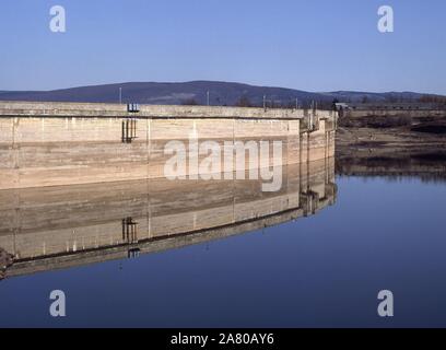 Quebrada La CUERDA DEL POZO PRESA VISTA DESDE EL EMBALSE. Lage: EMBALSE DE LA CUERDA DEL POZO. PROVINCIA. Soria. Spanien. Stockfoto