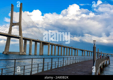 Zu Fuß weg und Vasco da Gama Brücke über den Fluss Tagus Park der Nation, Lissabon, Portugal Stockfoto