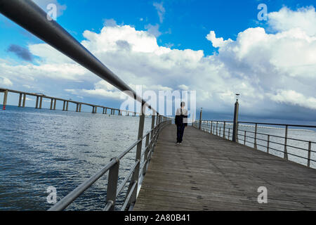 Zu Fuß weg und Vasco da Gama Brücke über den Fluss Tagus Park der Nation, Lissabon, Portugal Stockfoto