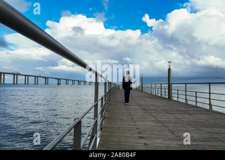 Zu Fuß weg und Vasco da Gama Brücke über den Fluss Tagus Park der Nation, Lissabon, Portugal Stockfoto