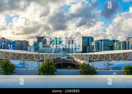 Lissabon Skyline am Ufer des Tejo über Olivais Dock, Parque das Nacoes (Park der Nationen), Portugal Stockfoto