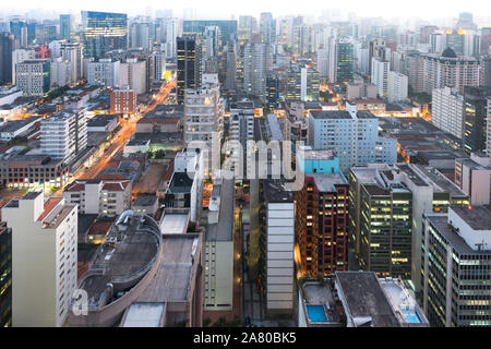 Das Stadtbild von São Paulo in der Dämmerung, Brasilien, Südamerika Stockfoto