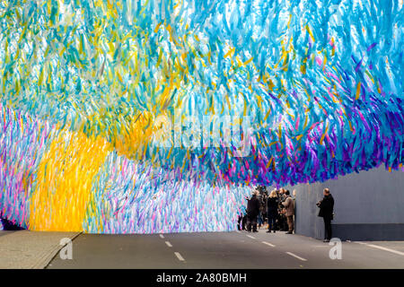 Berlin, Berlin, Deutschland. 1 Nov, 2019. Journalisten arbeiten während der Vorbereitungen für die "Visionen in Bewegung' Kunst Installation. Als Teil einer großen Kunst Kampagne zum 30-jährigen Jubiläum des Falls der Berliner Mauer zu markieren, 30.000 Meldungen schweben über Straße des 17. Juni. Kredite: Jan Scheunert/ZUMA Draht/Alamy leben Nachrichten Stockfoto