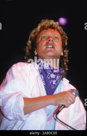 Ausländer auf der Bühne im Wembley Arena, London 1985: Sänger Lou Gramm Stockfoto