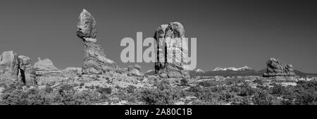 Balanced Rock Desert Panorama im Arches National Park mit der La Sal Mountains im Hintergrund schwarz und weiß Stockfoto