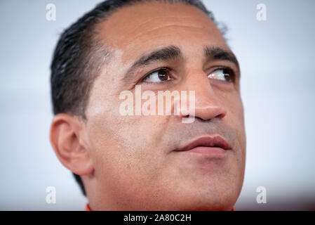 Hamburg, Deutschland. 05 Nov, 2019. Ismail Özen-Otto, Promoter Universum Box Promotion, sitzt auf dem Podium bei einer Pressekonferenz im Universum Box-Gym. Am 09.11.2019 wird es einen Kampf Abend in Hamburg werden für die IBO internationale Titel in extrem geringes Gewicht zwischen Harutyunyan aus Deutschland und Dumanov aus Russland. Credit: Christian Charisius/dpa/Alamy leben Nachrichten Stockfoto