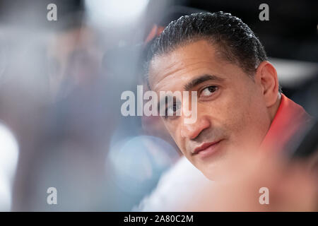 Hamburg, Deutschland. 05 Nov, 2019. Ismail Özen-Otto, Promoter Universum Box Promotion, sitzt auf dem Podium bei einer Pressekonferenz im Universum Box-Gym. Am 09.11.2019 wird es einen Kampf Abend in Hamburg werden für die IBO internationale Titel in extrem geringes Gewicht zwischen Harutyunyan aus Deutschland und Dumanov aus Russland. Credit: Christian Charisius/dpa/Alamy leben Nachrichten Stockfoto