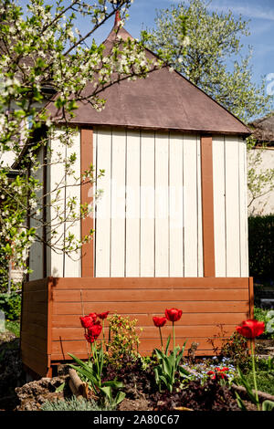 Tun Sie es sich einen kleinen Hinterhof Schuppen oder Pavillon, Stauraum für Gartengeräte und Werkzeuge Stockfoto