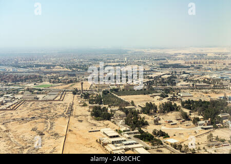 Luftaufnahme der Stadt Kairo. Straßen, Gebäude, lebendige Bausteine aus dem Flugzeug gesehen. Stockfoto