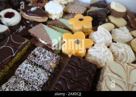 Verschiedene hausgemachte traditionelle österreichische Gebäck Kekse Kekse für Weihnachten, Hochzeit, Geburtstag, Party liegen in einer Box Stockfoto