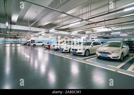 SHENZHEN, China 15. APRIL 2019: unterirdischen Parkplatz von MixC Shenzhen Bay Shopping Mall. Stockfoto