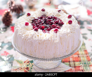 Weihnachten Piecaken - Kürbis und Apfel Kuchen gebacken in einem Spice Kuchen, gekrönt mit Preiselbeersoße Stockfoto