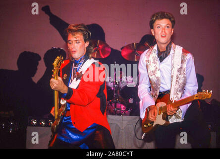 Spandau Ballet auf der Bühne in London 1985: Martin Kemp, Links und Gary Kemp Stockfoto