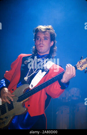 Spandau Ballet auf der Bühne in London 1985: Martin Kemp Stockfoto