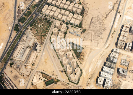 Luftaufnahme der Stadt Kairo. Straßen, Gebäude, lebendige Bausteine aus dem Flugzeug gesehen. Stockfoto