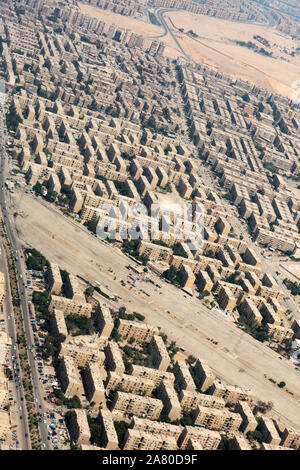 Luftaufnahme der Stadt Kairo. Straßen, Gebäude, lebendige Bausteine aus dem Flugzeug gesehen. Stockfoto