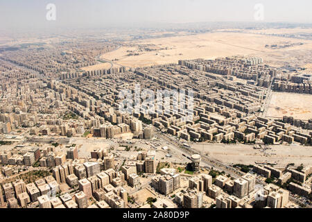 Luftaufnahme der Stadt Kairo. Straßen, Gebäude, lebendige Bausteine aus dem Flugzeug gesehen. Stockfoto