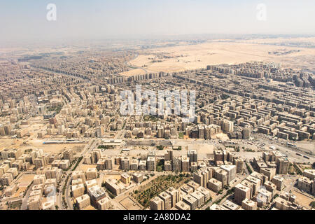 Luftaufnahme der Stadt Kairo. Straßen, Gebäude, lebendige Bausteine aus dem Flugzeug gesehen. Stockfoto