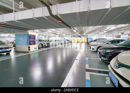 SHENZHEN, China 15. APRIL 2019: unterirdischen Parkplatz von MixC Shenzhen Bay Shopping Mall. Stockfoto