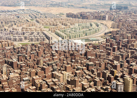 Luftaufnahme der Stadt Kairo. Straßen, Gebäude, lebendige Bausteine aus dem Flugzeug gesehen. Stockfoto