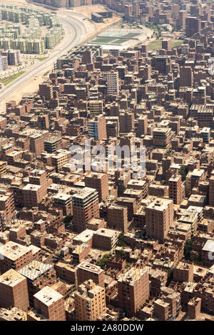 Luftaufnahme der Stadt Kairo. Straßen, Gebäude, lebendige Bausteine aus dem Flugzeug gesehen. Stockfoto