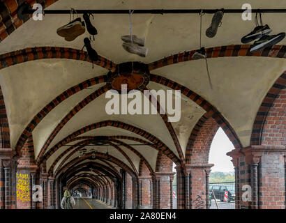 Schuhe, die von der Decke hängen in der Oberbaumbrücke in Berlin, Deutschland Stockfoto