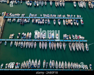 Luftaufnahme der Boote im Hafen von Tropea, Kalabrien, Italien. Italienischen Küsten. Hafen Stockfoto