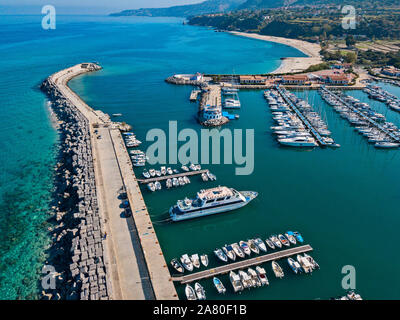 Luftaufnahme der Boote im Hafen von Tropea, Kalabrien, Italien. Strand am Horizont. Italienischen Küsten Stockfoto