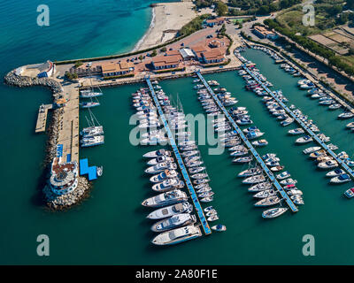 Luftaufnahme der Boote im Hafen von Tropea, Kalabrien, Italien. Strand am Horizont. Italienischen Küsten Stockfoto