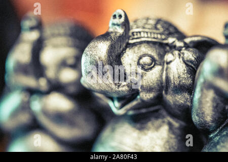 Khao Lak, Thailand, 30. August 2019: Die bronzefigur eines Elefanten sitzt und lacht. Symbol von Thailand in einen Souvenir Shop, Souvenir, Tourismus, in der Nähe Stockfoto