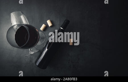Rotwein Flasche und Glas auf schwarzen Stein Hintergrund mit Kopie Raum Stockfoto