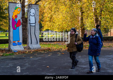 London, Großbritannien. 05 Nov, 2019. Wand von STIK (Arbeit auf der rechten Seite) und Thierry Noir am IWM in London - neues Artwork von Street Artists STIK und Thierry Noir, erstmals auf IWM in London, nur für begrenzte Zeit (5. November - 1. Dezember) an den 30. Jahrestag des Falls der Berliner Mauer markieren. Es hat direkt auf zwei ursprünglichen Stücke der Berliner Mauer erstellt wurde, aus Berlin wieder besonders für die Installation. Credit: Guy Bell/Alamy leben Nachrichten Stockfoto