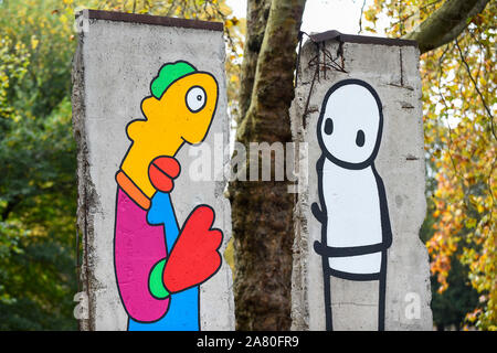 London, Großbritannien. 5. November 2019. Enthüllung der neuen Arbeit von Künstler Thierry Noir (L) und STIK (R) auf original Berliner Mauer Abschnitte bis 30 Jahre seit dem Fall der Berliner Mauer markieren. Außerhalb des Imperial War Museum, die neue Werke reflektieren die symbolische Verbindungen zwischen der Mauer und der Street Art und der Fall der Mauer am 9. November 1989. Diese neuen Werke zu sehen bis zum 1. Dezember. Credit: Stephen Chung/Alamy leben Nachrichten Stockfoto