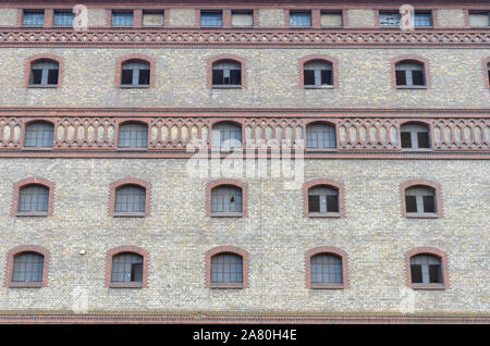 Die aussenfassade eines Ziegelfabrik oder kommerzielle Gebäude mit Bogenfenstern in einem niedrigen Winkel anzeigen Stockfoto