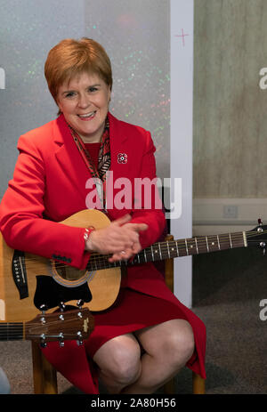 Dalkeith, Schottland, Großbritannien. 5. November 2019. Erster Minister Nicola Sturgeon trat Owen Thompson, SNP Kandidat für Midlothian, zur Kampagne in Dalkeith an einem dalkeith Community Hub, wo Sie lokale Künstler und Musiker. Pic; Nicola Sturgeon nahmen an einer Gitarre jamming Session mit lokalen Musikern. Iain Masterton/Alamy Leben Nachrichten. Stockfoto