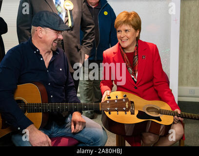 Dalkeith, Schottland, Großbritannien. 5. November 2019. Erster Minister Nicola Sturgeon trat Owen Thompson, SNP Kandidat für Midlothian, zur Kampagne in Dalkeith an einem dalkeith Community Hub, wo Sie lokale Künstler und Musiker. Pic; Nicola Sturgeon nahmen an einer Gitarre jamming Session mit lokalen Musikern. Iain Masterton/Alamy Leben Nachrichten. Stockfoto