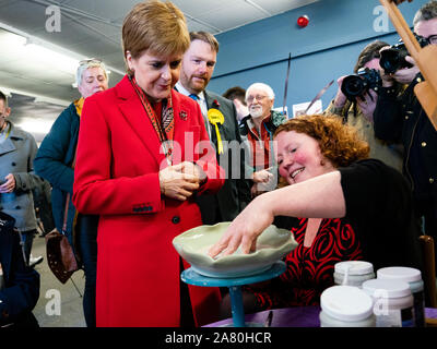 Dalkeith, Schottland, Großbritannien. 5. November 2019. Erster Minister Nicola Sturgeon trat Owen Thompson, SNP Kandidat für Midlothian, zur Kampagne in Dalkeith an einem dalkeith Community Hub, wo Sie lokale Künstler und Musiker. Nicola Sturgeon Chats zu Töpfer über ihre Arbeit. Iain Masterton/Alamy Leben Nachrichten. Stockfoto