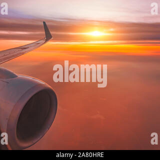 Sonnenuntergang Himmel von einem Flugzeug Seitenflügel der Blick auf den Horizont cloudscape Abend Glanz leuchtet Stockfoto