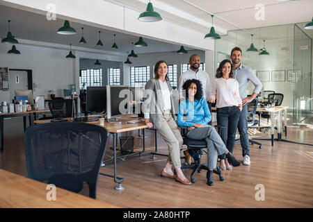 Vielfältige Gruppe von lächelnden Geschäftsleute, die die Arbeit in einem Büro Stockfoto