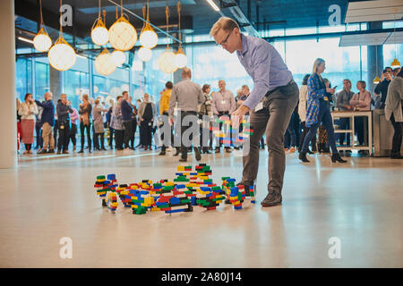 Lego Mitarbeiter Gebäude Lego Herausforderung Stockfoto
