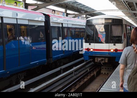 Der BTS-Station mit öffentlichen Verkehrsmitteln Bahnhof in Bangkok, Thailand, mit zwei Züge in der Station Stockfoto