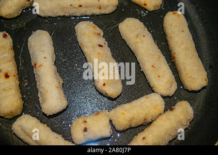 Käse Stöcke werden in einer Pfanne gebraten. Leckeres Essen. Eine traditionelle Fast-Food-Gericht Stockfoto