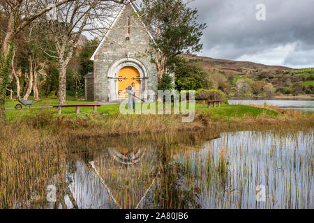 Gougane Barra, Cork, Irland. 05. November 2019. Fiónnbarra Duínnin von béal Átha eine Ghaorthaidh (ballingeary) Reinigung die gefallenen Blätter rund um St. Finbarr Oratorium, Gougane Barra in Cork, Irland. - Gutschrift; David Creedon/Alamy leben Nachrichten Stockfoto