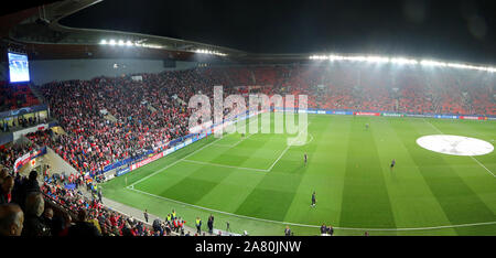 Prag, Tschechien - Oktober 23, 2019: Panoramablick von Eden Arena in Prag während der UEFA Champions League Spiel Slavia Praha v Barcelona. Auch als Sinobo Stadion bekannt. Kapazität 19370 Menschen Stockfoto