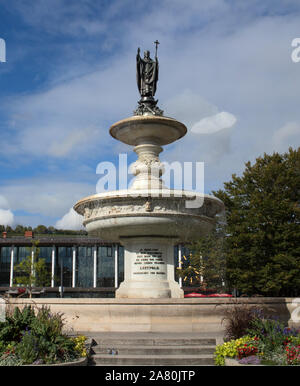 Statue des Hl. Kilian auf dem Kilian Brunnen auf der Plaza vor dem Würzburger Bahnhof., Franken, Bayern, Deutschland Stockfoto