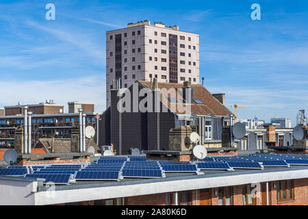 Solarzellen auf dem Dach Ferienwohnungen - Brüssel, Belgien. Stockfoto