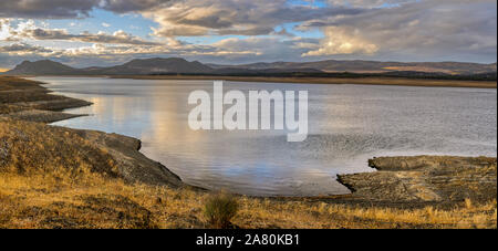 Puente Nuevo Reservoir, Guadiato, Provinz Córdoba, Spanien. Hochauflösende Panorama. Stockfoto