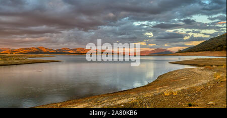 Puente Nuevo Reservoir, Guadiato, Provinz Córdoba, Spanien. Hochauflösende Panorama. Stockfoto